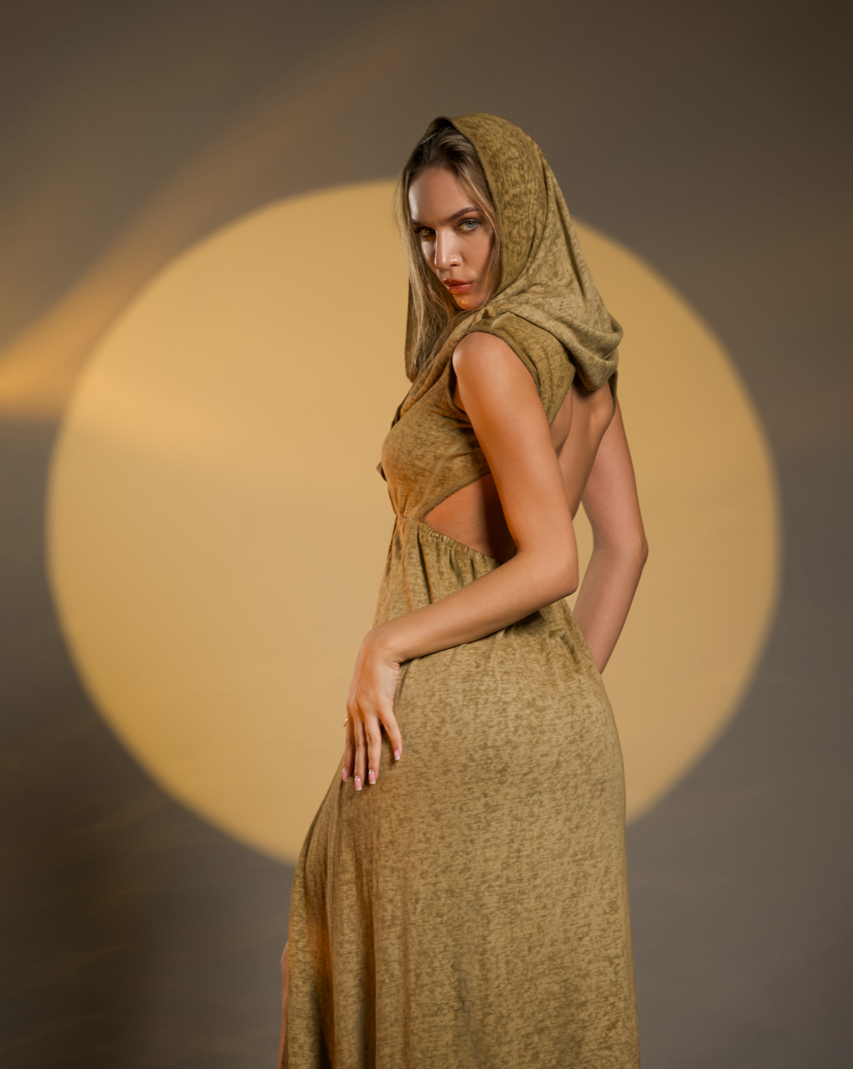 Hand-dyed bohemian hooded dress with open back and side splits. Made from cotton and linen, this dress offers natural elasticity for a comfortable fit, perfect for festivals or casual boho chic looks.